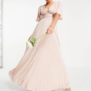 Rosa balklänning - En helt ny och endast testade balklänning från ASOS i storlek 36. Den är ända ner i golvet på mig som är 175 cm. Lapp och påse är kvar.