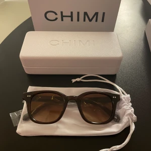 Chimi 02 - Supersnygga chimis i brun färg. Modell 02. Helt nya. Skulle ge till någon i present men ångrade mig. 