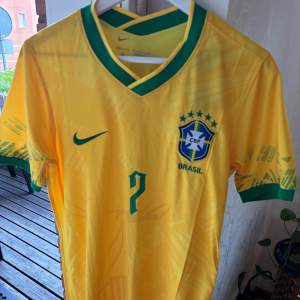 Säljer en brasiliansk Vinicius fotbollströja som är perfekt nu inför sommaren. T-shirten är oanvänd och säljs endast för tröjan var för stor. 😃