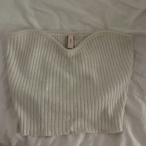 Tub Topp - Säljer den här fina toppen ifrån Nelly i storlek S, aldrig använd och inga defekter😊köpte för 150kr