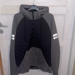 Sailracing Hoddie/Jacka - Sailracing jacka/hoddie storlek L använd 1 gång då jag egentligen har storlek S eller M. Pris kan diskuteras.