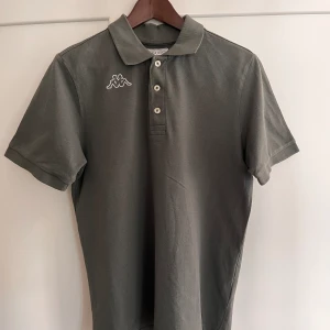 Kappa Pique Greige - Small - Kappa piké i färgen greige, storlek small. Bara använd ett par gånger, fint skick