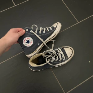 Blåa converse - Säljer mina blåa Converse i storlek 37🥰🥰 dem är väl använda så defekter förekommer💕💕