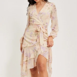 Sommarklänning  - En klänning från Nelly, har aldrig använt den och lappen är fortfarande kvar så den är såsom ny. Storlek 36. Jätte fin med snörning i mitten och flowig nedtill. 💓💗💘💝💕💛💛