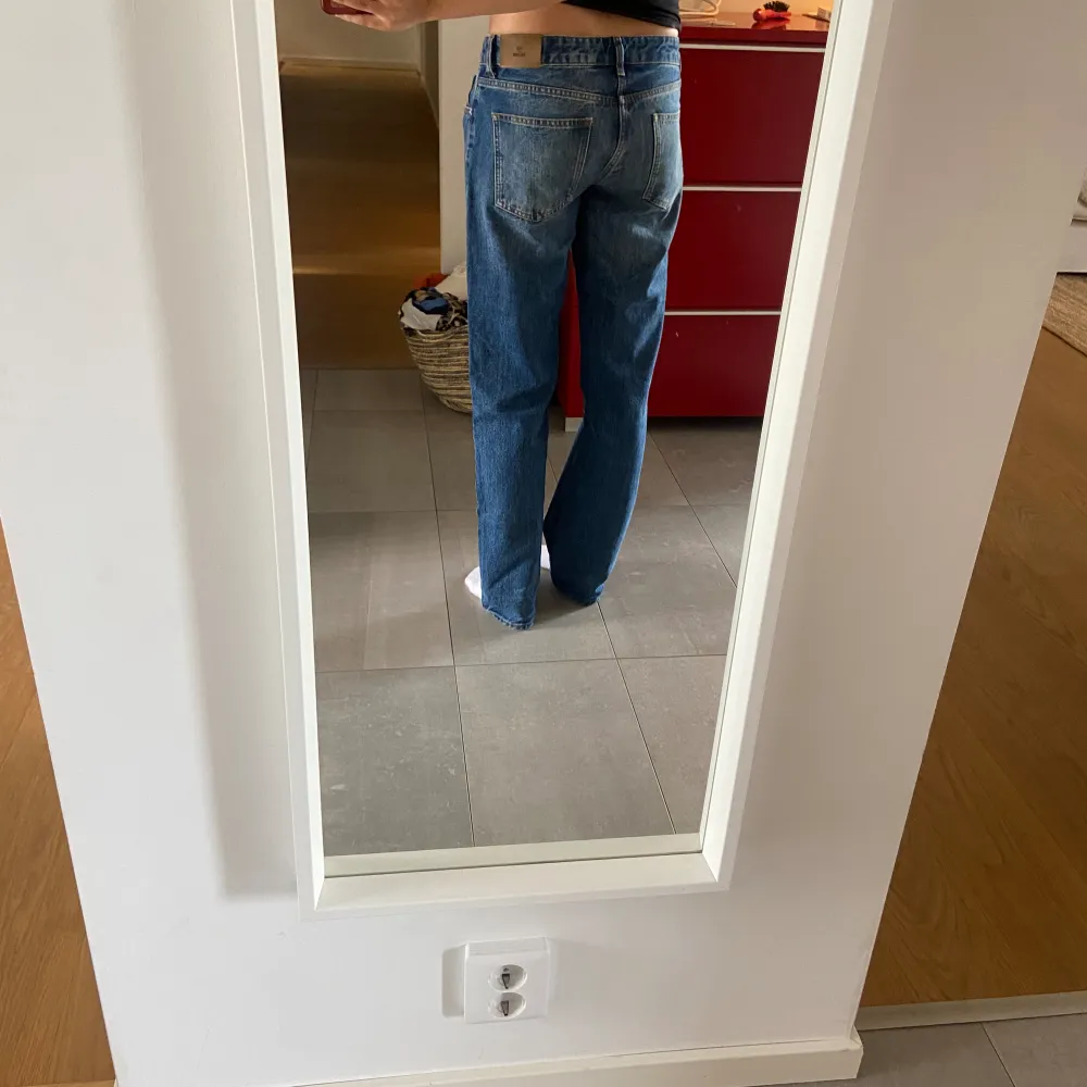 Lågmidjade jeans från Nelly 💗midjemått: 39 cm, innebenslängd: 80 cm🥰. Jeans & Byxor.