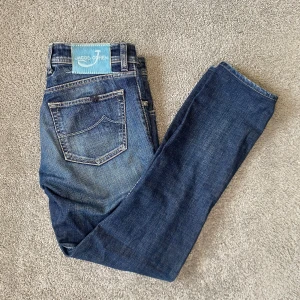 Jacob Cohen Jeans - Tjena, säljer dessa Jacob Cohen Jeans i storleken 29. För fler bilder/frågor är det bara att höra av dig!