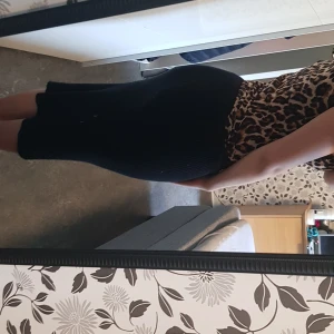 Stickad kjol - Säljer denna kjolen den är i bra skick men använd köpt från vero moda för 400 säljer för 300.