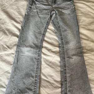 Jag säljer dessa gråa jeans med knappfickor från Gina tricot pågrund av att dem är försmå för mig. Dem är använda ett fåtal gånger och är i fint skick. Storlek 152. 75 kr💗