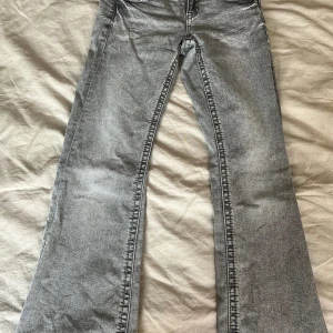 Gråa jeans med knappfickor - Jag säljer dessa gråa jeans med knappfickor från Gina tricot pågrund av att dem är försmå för mig. Dem är använda ett fåtal gånger och är i fint skick. Storlek 152. 75 kr💗