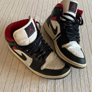 Air Jordan 1 Mid  - Ett par Nike Air Jordan 1 Mid storlek 40 säljes i använt skick. 
