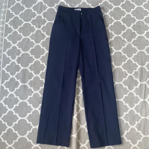 Madlady kostymbyxor - Säljer ett par jättefina madlady kostymbyxor med fickor i marinblå💕 De är i storlek EU32 L28  