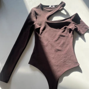 Body - Superfin brun body från Loavies i storlek xs. Säljer då den tyvärr är för liten. Skriv vid frågor och fler bilder💗