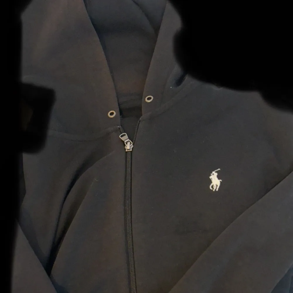 Säljer nu denna Ralph lauren zip hoodie i performance modellen. Ganska dåligt skick överlag, lite solblekt på luvan och ärmarna längst ner. Storlek L men passar även bra M. Skriv vid minsta fundering, priset är diskuterbart!. Tröjor & Koftor.