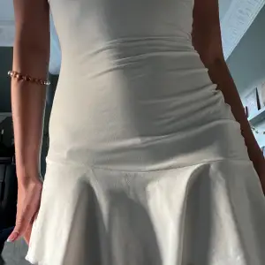 Super fin vit klänning som jag köppte på Gina, säljs inte längre. Perfekt till sommaren eller studenten. Väldigt mjukt och stretchiga material.🌺