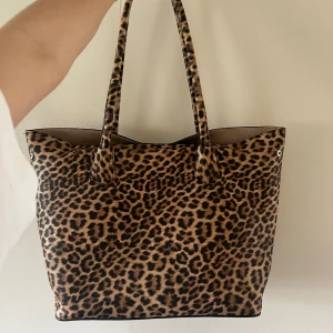 Leopard väska - Sååå söt väska❤️‍🔥 passar super som skolväska eller till resor