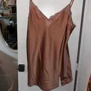 Beige/rosa nattlinne - Storlek: L Använd: Få gånger