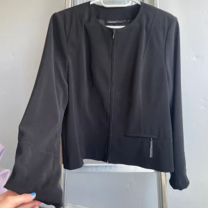 Elegant kavaj - Elegant kavaj med dragkedja i storlek 42, skulle snarare säga M. Otroligt fin!!💛
