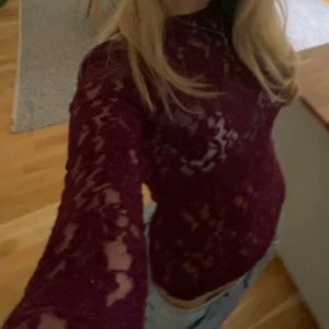 Spets tröja  - Skitsnygg vinröd/lila spets topp men har ett litet hål i ryggen (bild2). Lappen borttagen men skulle säga att den passar storlek s 🩷
