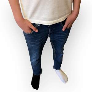 Dondup jeans i modellen ”George” | står att storleken i midjan är 32 men verkar vara krympta så sitter som 30 | jeansen är även uppsydda och passar dig som är runt 160 - 165 eller högre om du har häng! | nypris ca 3200 kr | skick 9/10