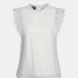 Vit blus - Jättefin blus knappt använd då den inte kommer till användning helt enkelt, har andra liknande.