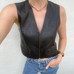 Läderväst  - Svart asball läderväst köpt secondhand 
