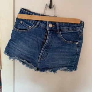 Zara jeansshorts - Jeansshorts från zara🩵🤍💙