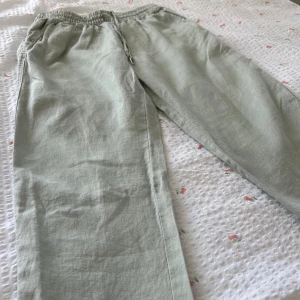 Linnebyxor  - Fina linnebyxor i en ljusgrön färg! Fint skick. De är raka och midwaist 
