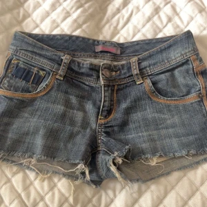 Lågmidjade jeansshorts - De är lågmidjade och märket är just sweet. Står ingen storlek men passar allt fårn xs-m. Jag har använt dessa några få gånger pågrund av jag inte gillade hur de satt på mig, så i väldigt fint skick är de!