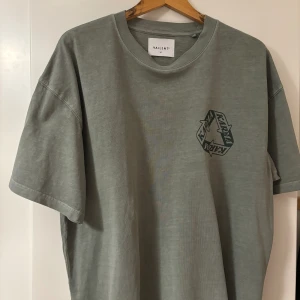 T-shirt (grön) - Tjenare, går säljer jag min t-shirt i färgen grön då den inte kommer till användning längre. Skulle säga att skicket är som nytt och ungefär  9/10! Har du några frågor så tveka inte att höra av dig. Fraktar snabbt!