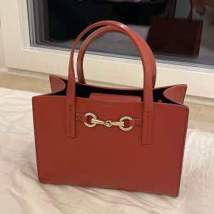 Denna lilla väskan är från Åhléns och har en fin röd/orange färg. Den är i mycket bra skick och passar bra nu till sommaren ❣️