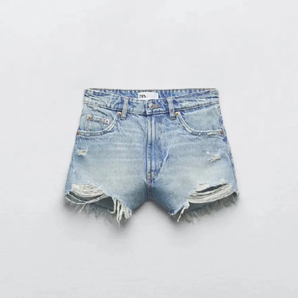 Jättefina jeans shorts från Zara som är slutsålda! Själv köpte jag dessa tidigare fårn plick, passar alla från storlekar mellan 34/36/38 men skulle säga S/M!!. Shorts.