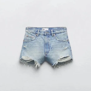 Zara jeans shorts - Jättefina jeans shorts från Zara som är slutsålda! Själv köpte jag dessa tidigare fårn plick, passar alla från storlekar mellan 34/36/38 men skulle säga S/M!!