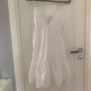 Zara Klänning vit  - Säljer min superfina zara Kläning i storlek xs, köpte här på plick kommer originellt ifrån zara, lappen har tyvärr försvunnit, använde två gånger inga defekter eller fläckar, säljer då den är för stor för mig, perfekt till sommaren, skriv vid frågor!