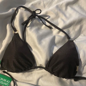 Glittrig svart bikini - Köpte i Spanien säljer för att den ej kommit till användning. Endast provad💕