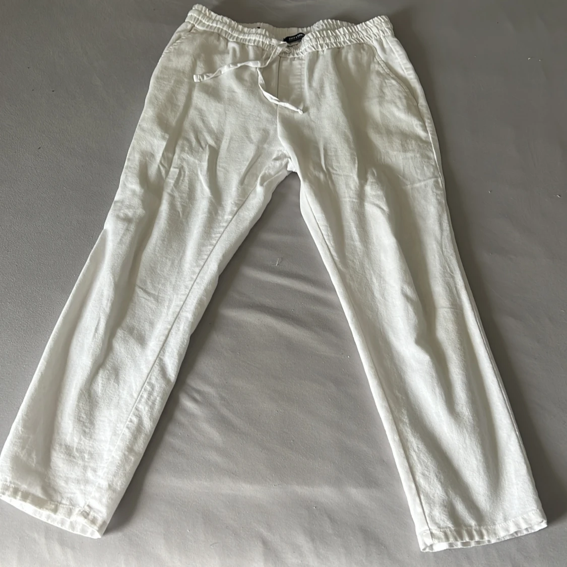 Vita linnebyxor 
