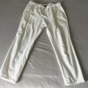 Vita linnebyxor  - Linnebyxor från only sons, nypris 599kr. Storlek M. Kanppt använda, inga skador alls. Färg:vit.  Kan fraktas