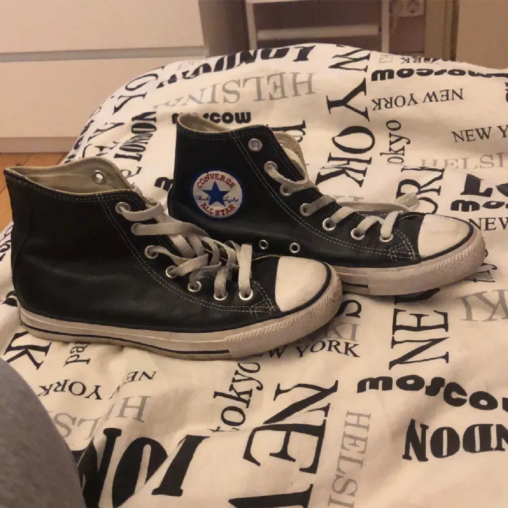 Jättefint skick köpta förra sommaren men knappt använda. Passar mig bra som har 38. Kengät.