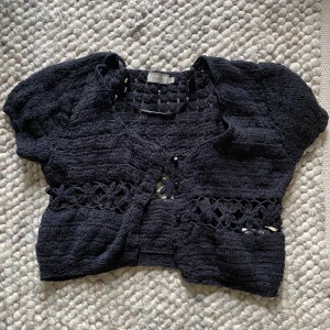 Svart bolero - Skitsnygg bolero perfekt till sommaren💋💋Storlek L men skulle säga att den passar storlek S