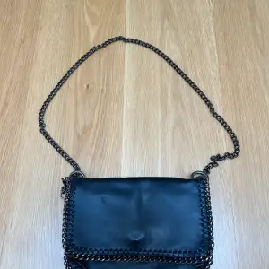 Säljer denna svarta axelrems/clutch väska från Gina Tricot. Väskan är använd en del men är i super fint skick. Den säljs pga att den inte kommer till användning längre. Ingen ångerrätt! Köpt är köpt!! 