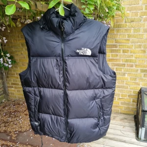 The north face väst - En snygg väst från north face väst i strolken xl men passar i L med. Pris kan diskuteras vid smidig affär. Gör av er för fler frågor