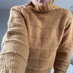 Gul stickad polotröja - Gul stickad tröja med låg polokrage. Mycket fint skick, troligen stickad själv av tidigare ägare. Svårt att få fram exakt färg på bild men den är åt det senapsgula hållet.  Pm för mer info💛