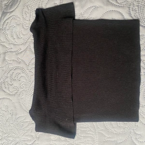  Off shoulder tröja svart -  Säljer en svart tröja från H&M som inte används längre Har haft på mig den ca en till två gånger priset kan diskuteras men kunden står för frakten man kan skriva till mig om man har fler frågor eller vill ha mer bilder 🩷
