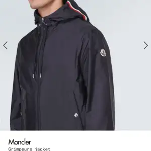 Moncler Windbreaker blåa jacka  Äkta så klart kvitto får o fixa  Storlek M kan passa L 