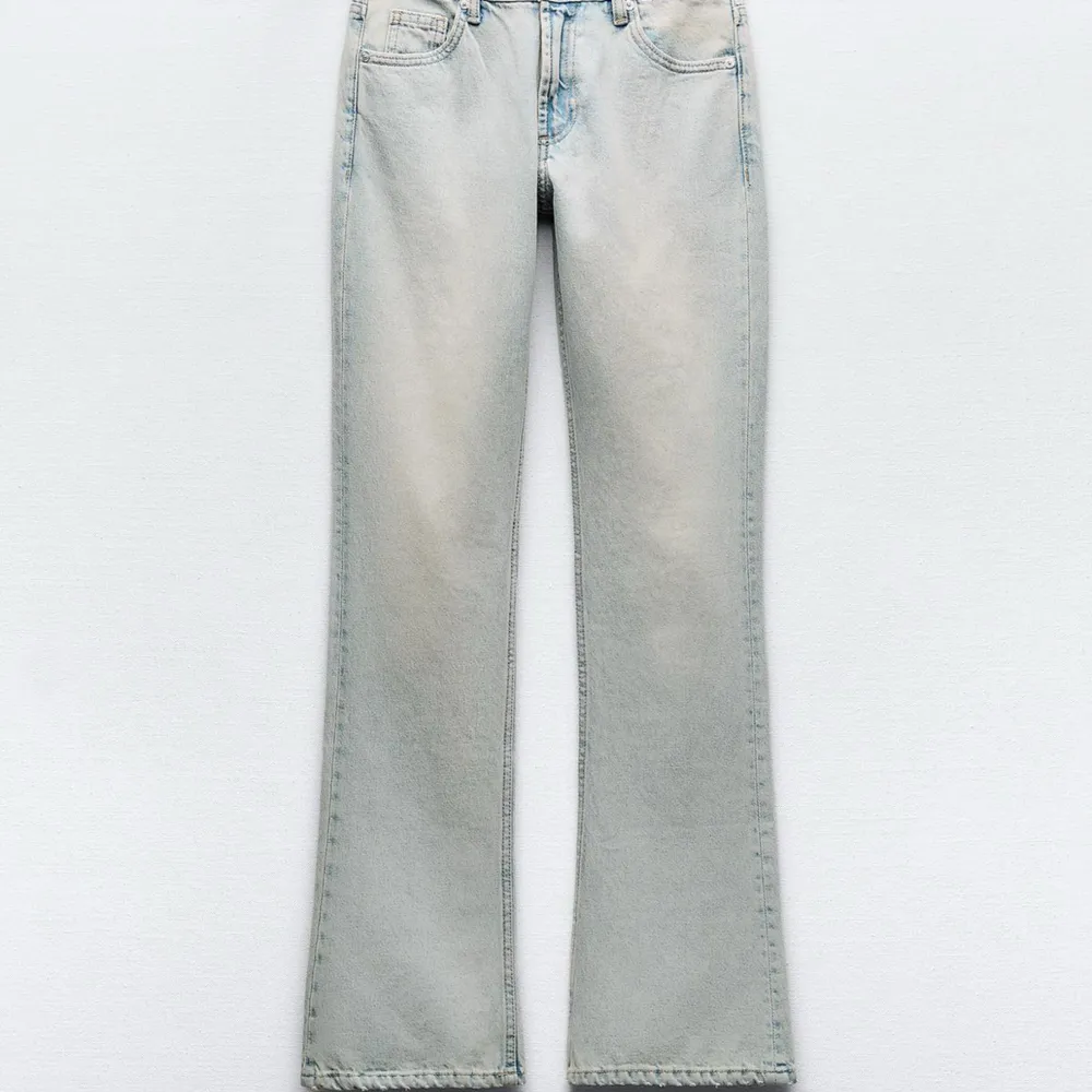säljer dessa jeans från zara helt oanvända med lappen kvar i storlek 38. Low/mid waist och bootcut. Köparen står för frakt🫶🏻. Jeans & Byxor.