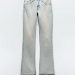 Zara jeans - säljer dessa jeans från zara helt oanvända med lappen kvar i storlek 38. Low/mid waist och bootcut. Köparen står för frakt🫶🏻