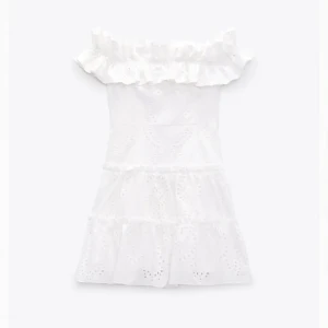 Zara klänning 💗💗 - Säljer dena ursnygga klänningen perfekt till skolavslutning, student eller konformation 🥰 jag köpte den här på plick men säljer då den va för stor 