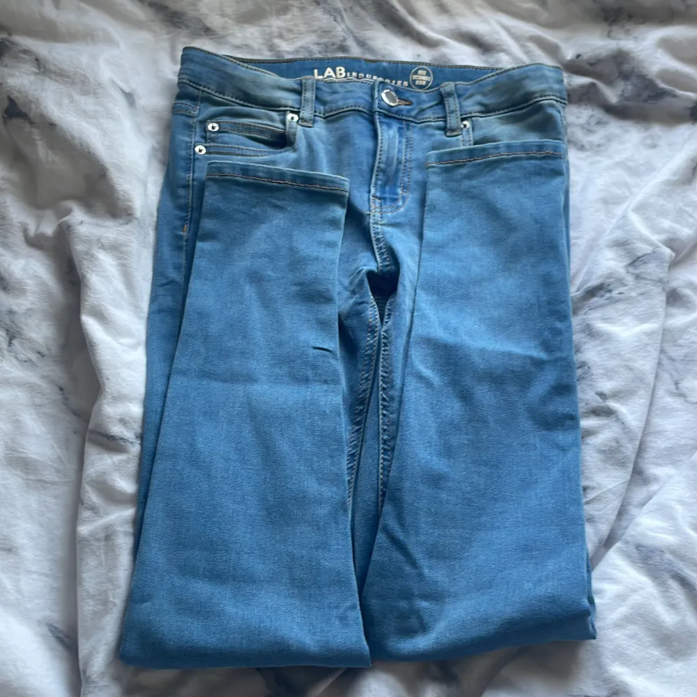 Blåa jeans jag vet tyvärr inte vart dom är köpta ifrån men kan gissa på lager 157, är i storlek 152 och är använd en gång sedan blivit för små kontakta mig om du är intresserad❤️. Jeans & Byxor.