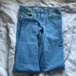 Blåa jeans jag vet tyvärr inte vart dom är köpta ifrån men kan gissa på lager 157, är i storlek 152 och är använd en gång sedan blivit för små kontakta mig om du är intresserad❤️