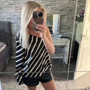 Satin blus - Säljer denna fina randiga blus från hm💗 