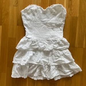 Volangklänning - Säljer denna underbara vita volangklänningen. Storlek xs. Kommer även med justerbara band om man vill ha den med dem. Fint skick. Använd köp nu❤️